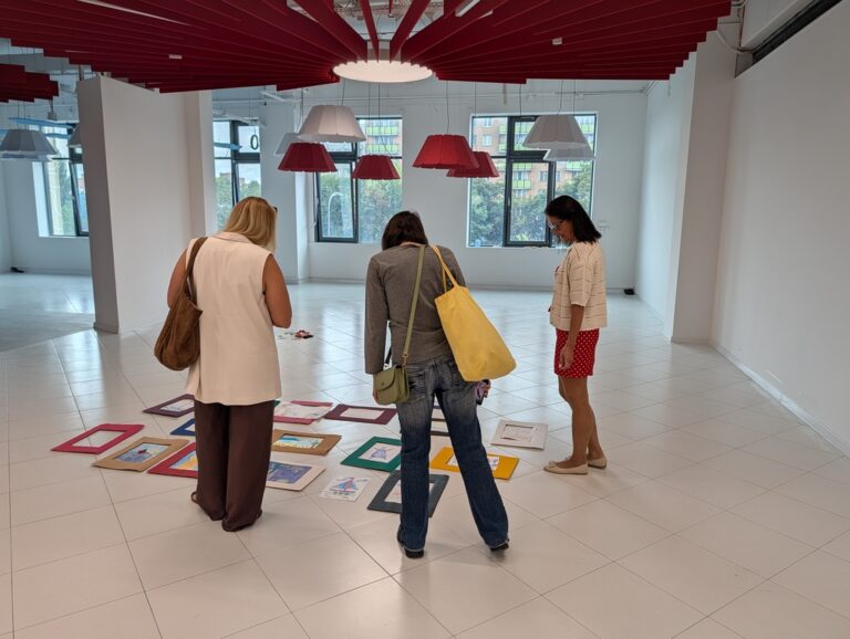 wakacyjne spotkanie w bibliotece w galerii - malowanie kamieni i pocztówek z wakacji