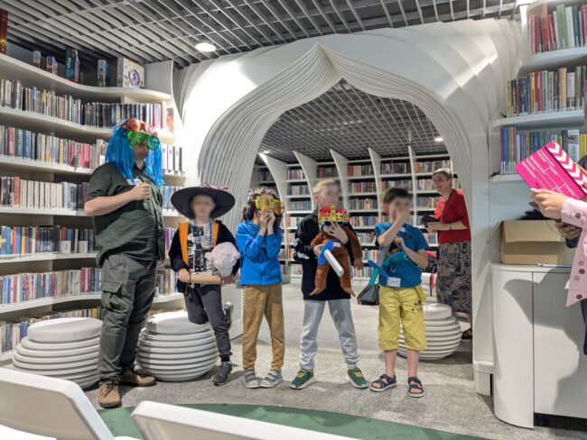 szalony teatr w metrotece - dzieci występują w bibliotecznym teatrze