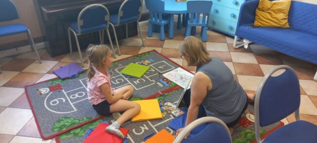 zajęcia dla dzieci w bibliotece prowadzone przez bibliotekarkę i sowę Jadwigę - mastkotkę