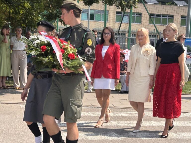 składanie kwiatów przy reducie bródnowskiej