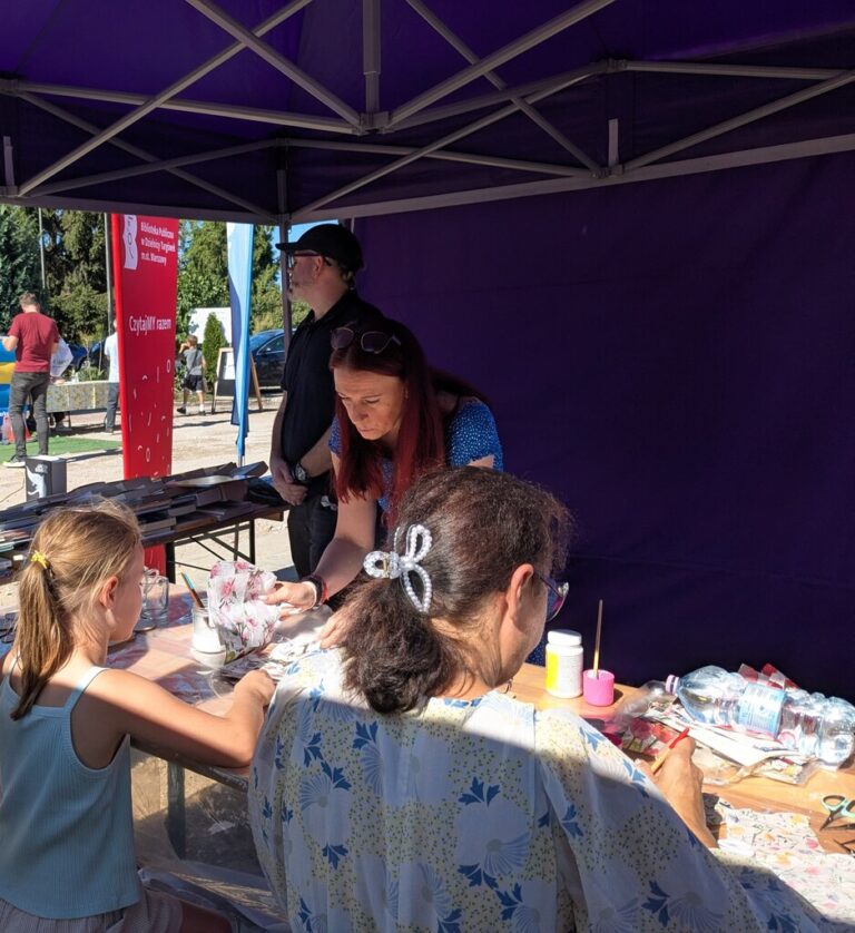 stoisko biblioteki podczas pikniku ekologicznego