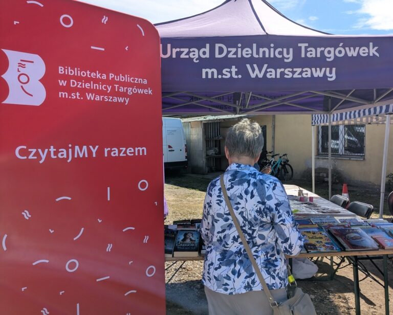 stoisko biblioteki podczas pikniku ekologicznego