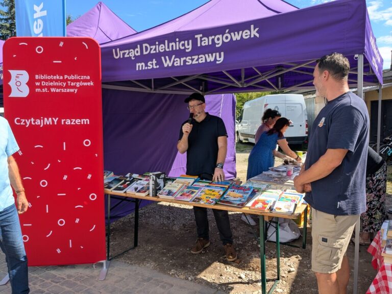 stoisko biblioteki podczas pikniku ekologicznego