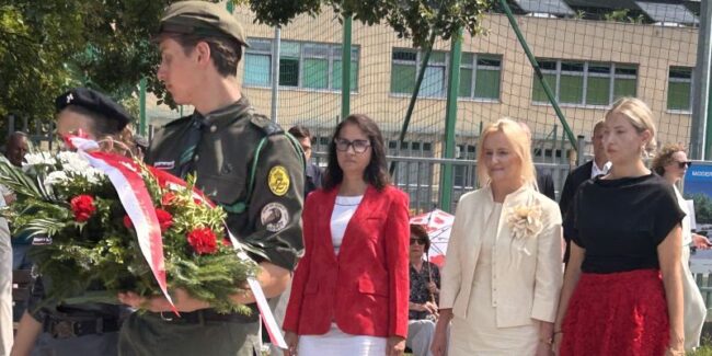 składanie kwiatów przy reducie bródnowskiej