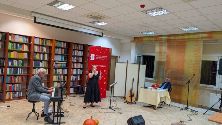 Czwartek poetycko-muzyczny w czytelni