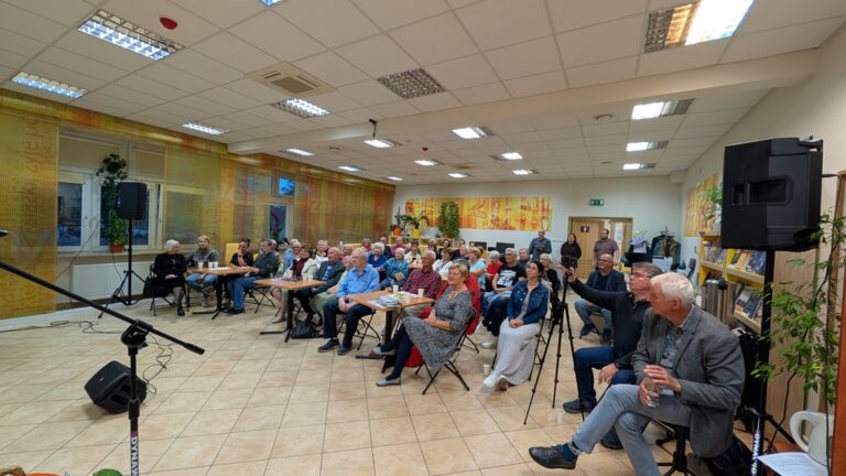 Czwartek poetycko-muzyczny w czytelni