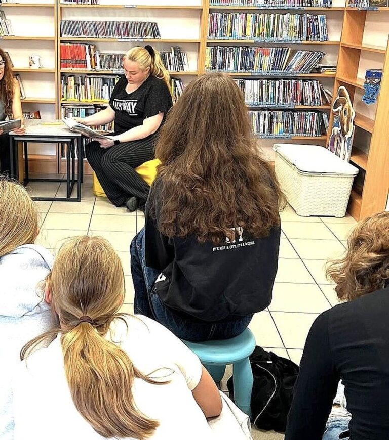 głośne czytanie Dziadów Adama Mickiewicza w bibliotece przy Radzymińskiej