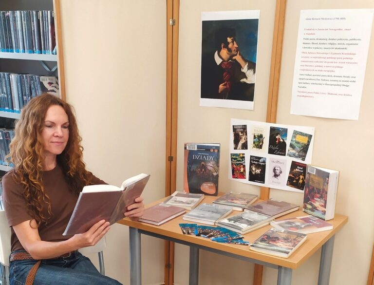 głośne czytanie Dziadów Adama Mickiewicza w bibliotece przy Radzymińskiej