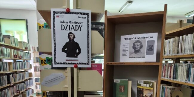 biblioteczne regały wypełnione książkami; plakat promujący narodowe czytanie