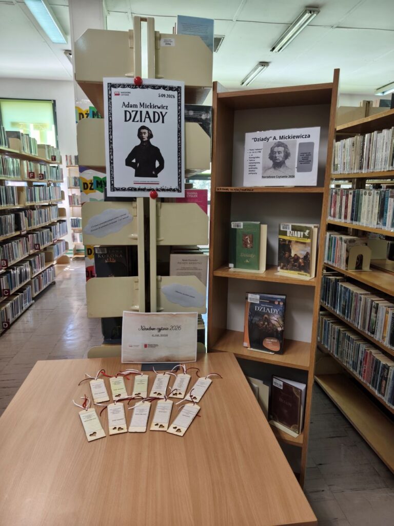 biblioteczne regały wypełnione książkami; plakat promujący narodowe czytanie