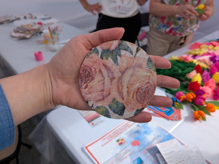 stoisko biblioteki - warsztaty decoupage, tworzenie kwiatów z bibuły