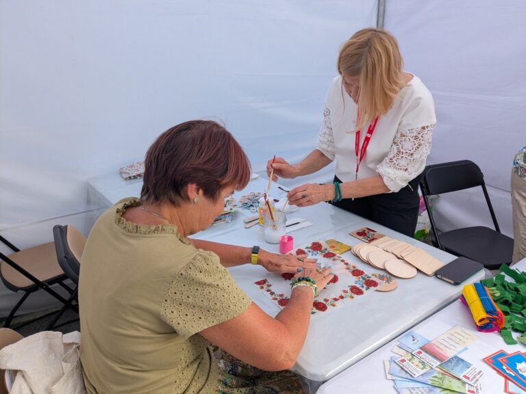 stoisko biblioteki - warsztaty decoupage, tworzenie kwiatów z bibuły