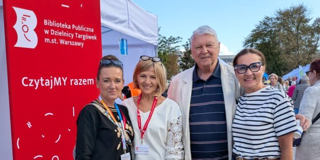 zespół biblioteki pozuje do zdjęć z seniorami