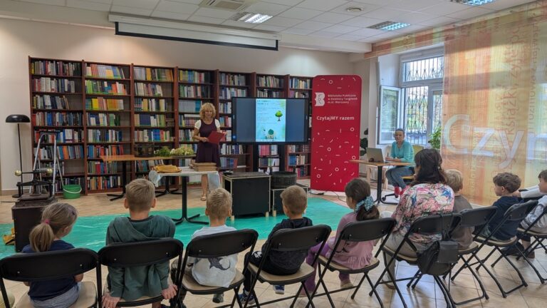 warsztaty czerpania papieru dla dzieci z przedszkola