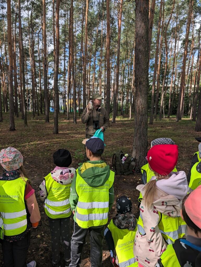 spacer dzieci po lesie z przewodnikiem