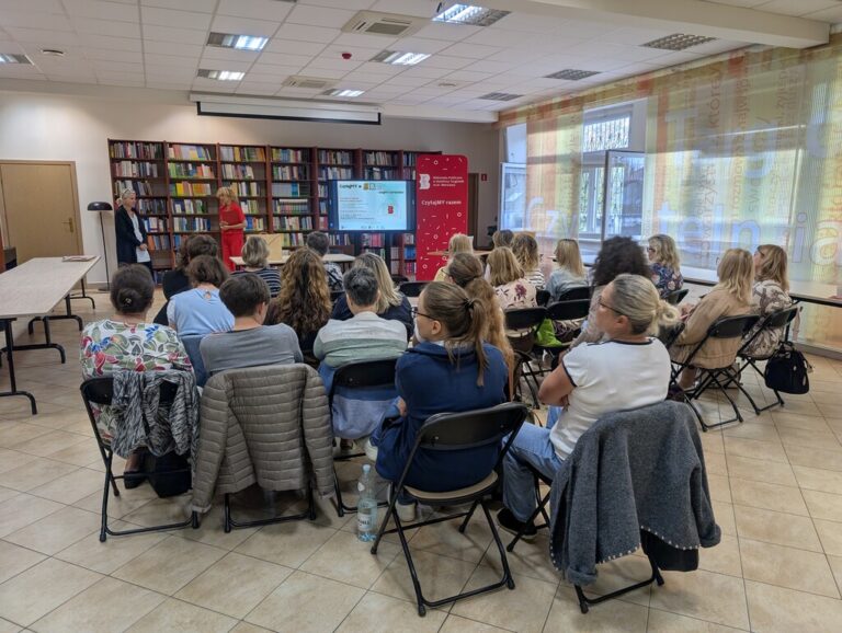 szkolenie w bibliotece dotyczące japońskiego teatrzyku kamishibai