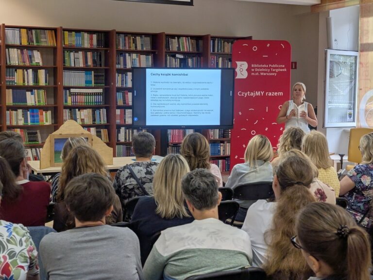 szkolenie w bibliotece dotyczące japońskiego teatrzyku kamishibai