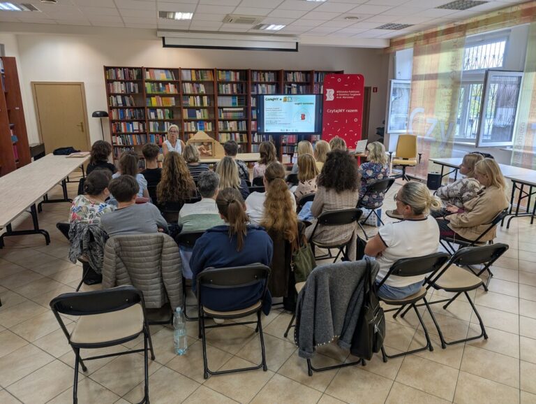 szkolenie w bibliotece dotyczące japońskiego teatrzyku kamishibai