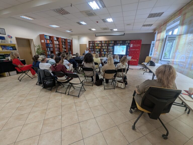 szkolenie w bibliotece dotyczące japońskiego teatrzyku kamishibai
