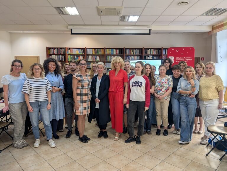 szkolenie w bibliotece dotyczące japońskiego teatrzyku kamishibai