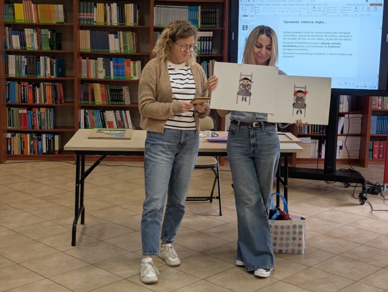 szkolenie w bibliotece dotyczące japońskiego teatrzyku kamishibai