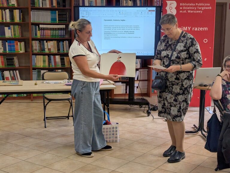szkolenie w bibliotece dotyczące japońskiego teatrzyku kamishibai