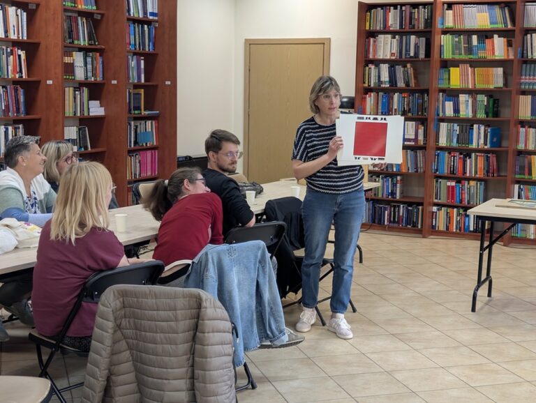 szkolenie w bibliotece dotyczące japońskiego teatrzyku kamishibai