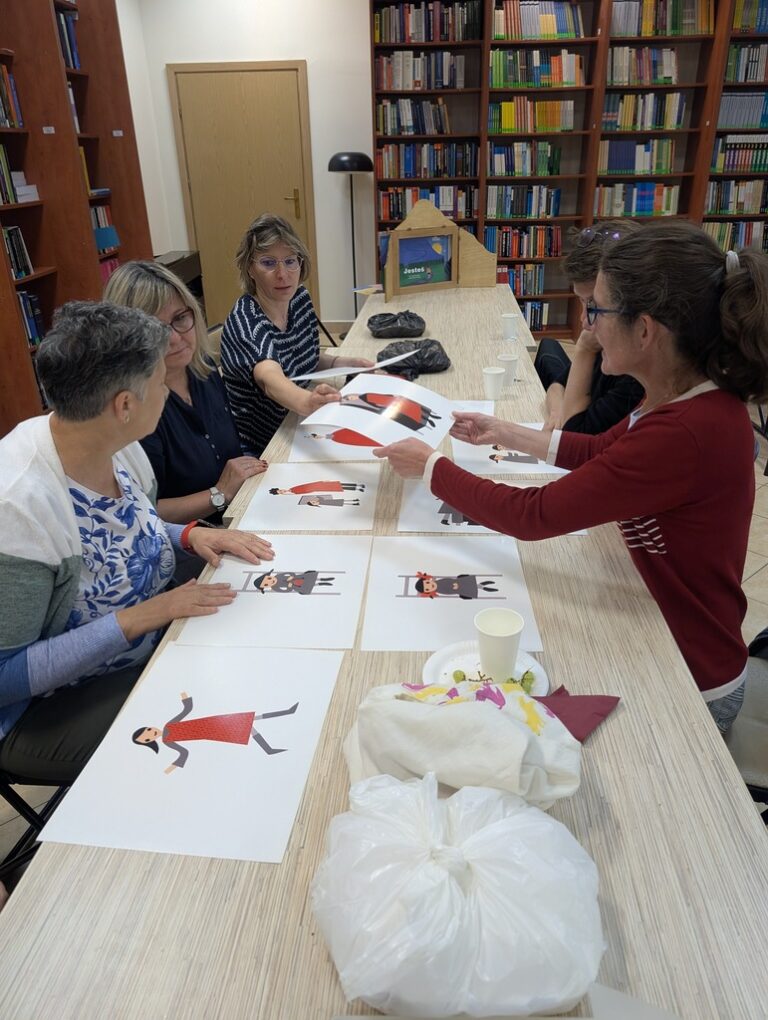 szkolenie w bibliotece dotyczące japońskiego teatrzyku kamishibai