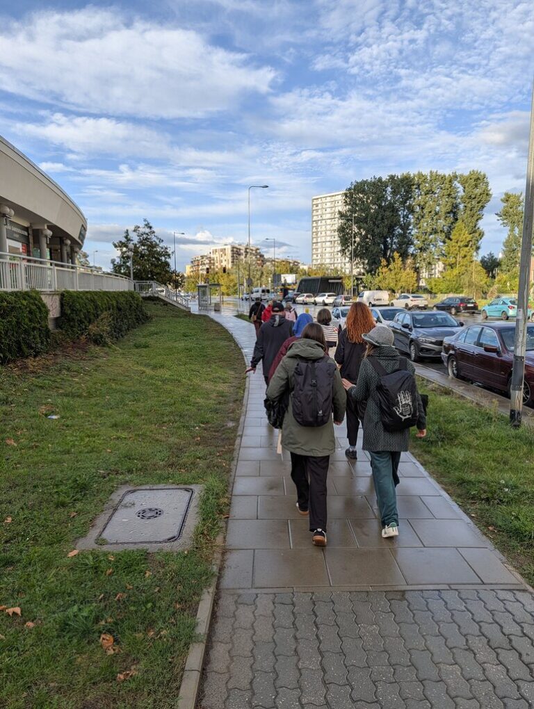 bibliotekarze z Niemiec w drodze pieszo z Czytelni do Metroteki