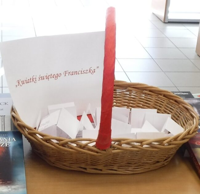 quiz w bibliotece dotyczący książki Kwiatki św. Franciszka
