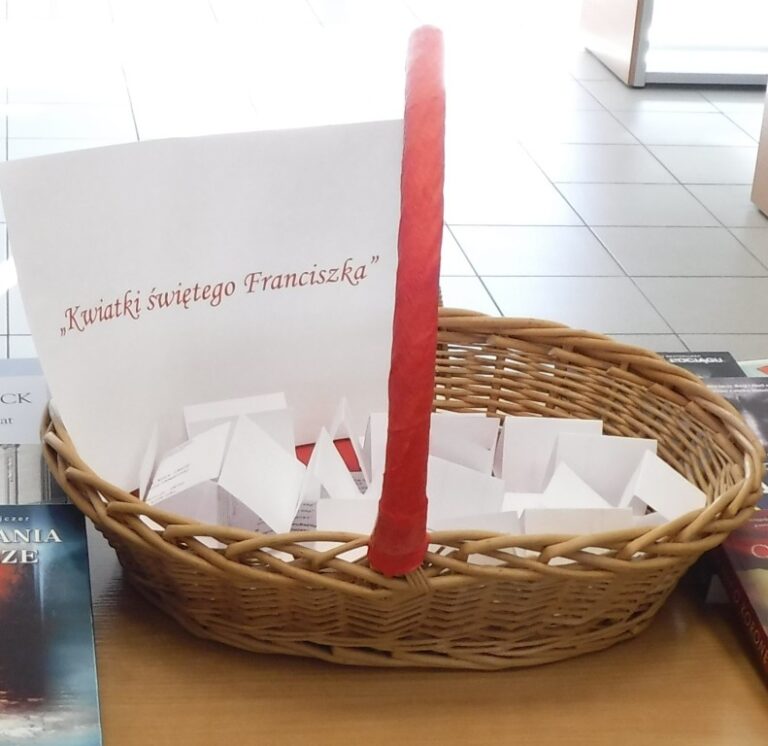 quiz w bibliotece dotyczący książki Kwiatki św. Franciszka