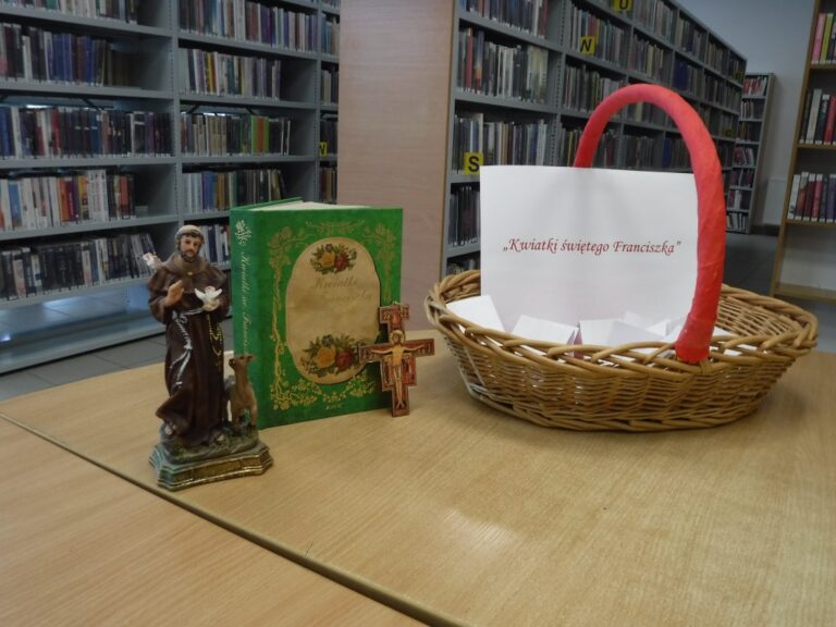 quiz w bibliotece dotyczący książki Kwiatki św. Franciszka