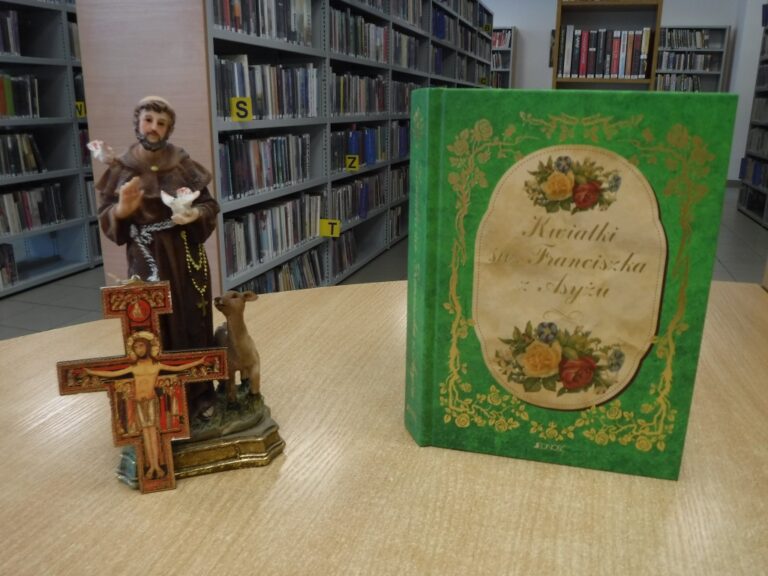 quiz w bibliotece dotyczący książki Kwiatki św. Franciszka