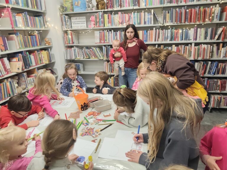 nocowanie maskotek w bibliotece