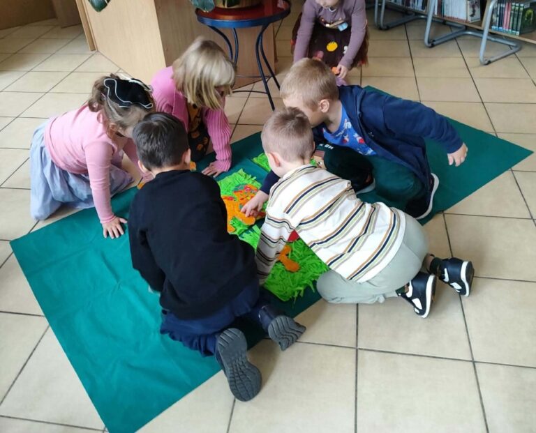 głośne czytanie dla dzieci w bibliotece