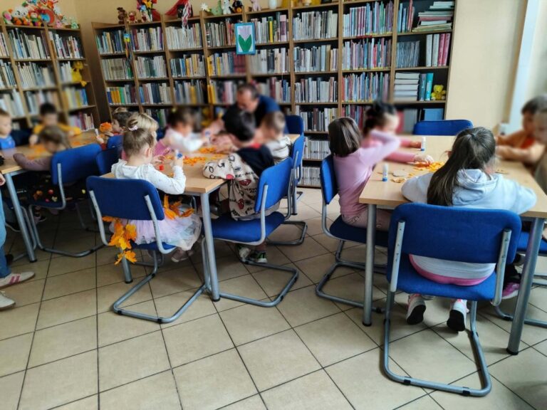 głośne czytanie dla dzieci w bibliotece