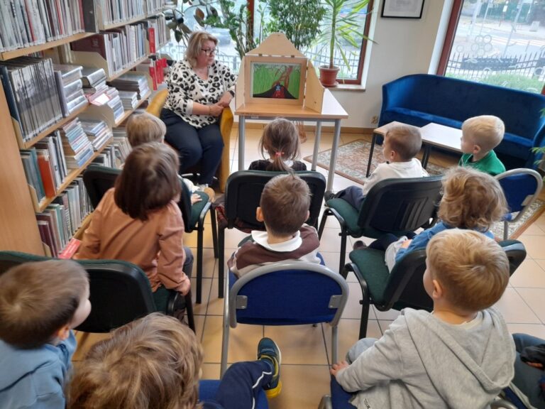 teatrzyk kamishibai dla dzieci w bibliotece