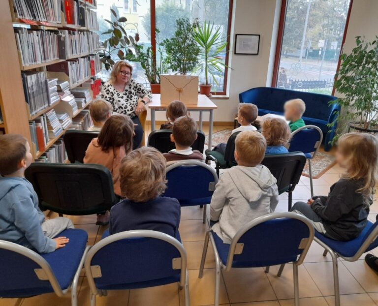 teatrzyk kamishibai dla dzieci w bibliotece